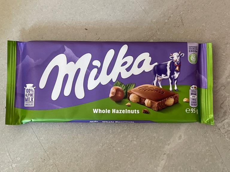 Socola sữa Milka Whole Hazelnuts 95g
