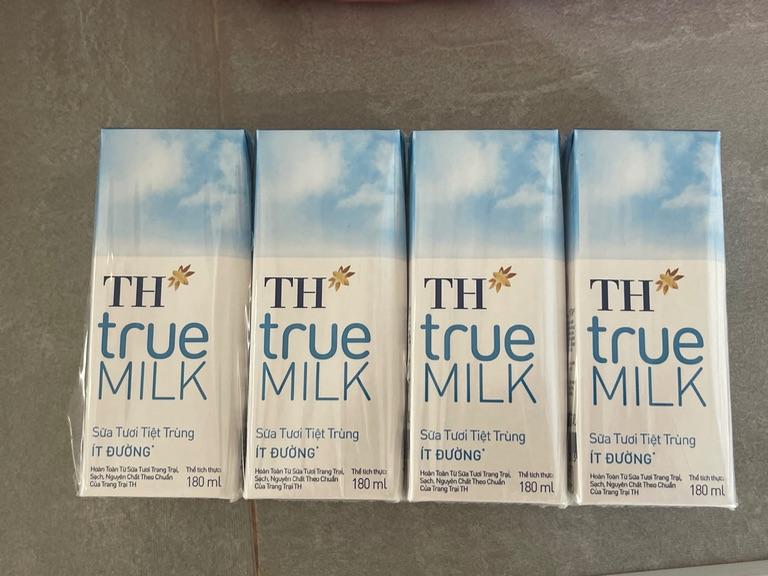 Sữa tươi tiệt trùng TH true MILK ÍT ĐƯỜNG 180ml