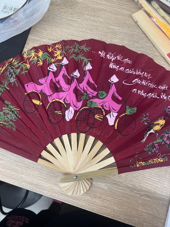Quạt giấy trang trí Việt Nam
