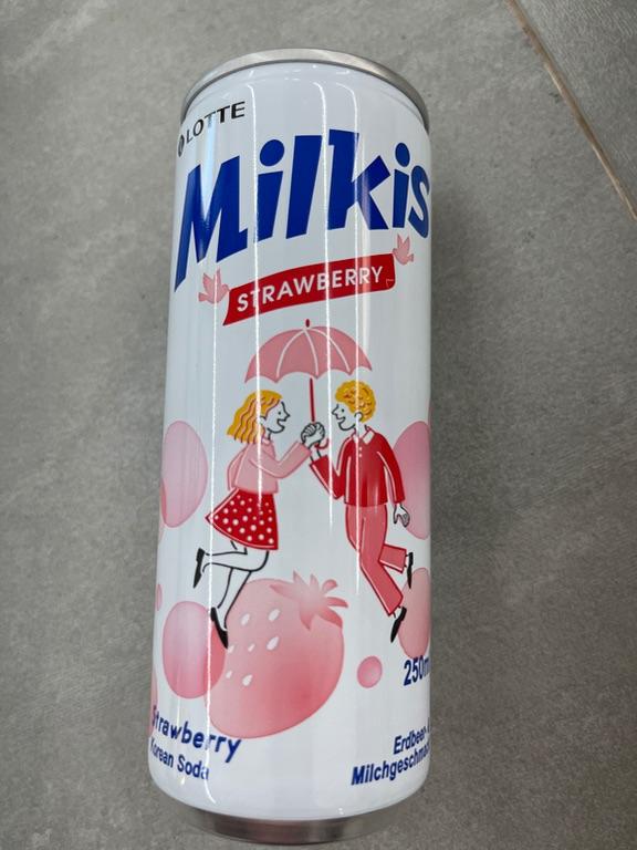 Nước ngọt có ga hương dâu Milkis Lotte 250ml