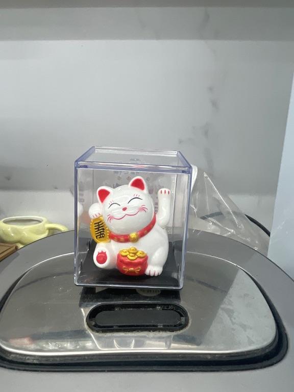 Mèo thần tài Maneki Neko chạy bằng năng lượng mặt trời